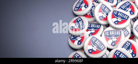 Logos de l'American Soccer Team FC Dallas (MLS Major League Soccer) sur un tas sur une table. Banque D'Images