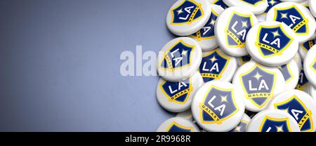 Logos de l'American Soccer Team LA Galaxy (MLS Major League Soccer) sur un tas sur une table. Banque D'Images