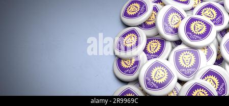 Logos de l'American Soccer Team Orlando City (MLS Major League Soccer) sur un tas sur une table. Banque D'Images