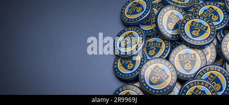 Logos de l'American Soccer Team Philadelphia Union (MLS Major League Soccer) sur un tas sur une table. Banque D'Images