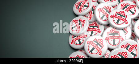 Logos de l'American Soccer Team Toronto FC (MLS Major League Soccer) sur un tas sur une table. Banque D'Images