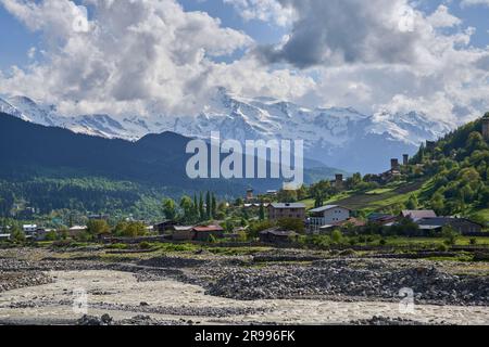 Mestia, Stadt mit Wehrtürmen, vorne der Fluss Mestiachala, schneebedeckte Berge, Hoher Kaukasus, Swanetien, Georgien Banque D'Images