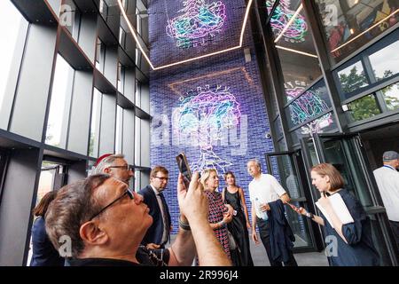 Berlin, Allemagne. 25th juin 2023. Les visiteurs se tiennent à l'intérieur du bâtiment lors de la cérémonie d'ouverture du campus juif de Pears (PJC). La plus grande institution juive pour l'éducation, la culture et le sport depuis l'ouverture de la Shoah à Berlin avec une fête de rue. Le campus juif Pears de Wilmersdorf offre 8 000 mètres carrés de garderie, d'école primaire et secondaire, de studios d'art et de musique, un cinéma de 100 places et une salle de sports et d'événements. Credit: Carsten Koall/dpa/Alay Live News Banque D'Images