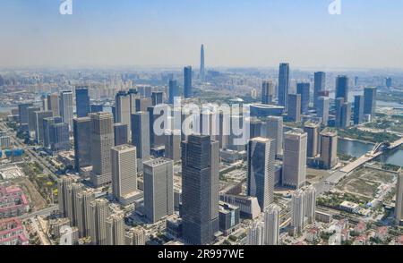 Tianjin. 16th juin 2023. Cette vue aérienne prise sur 16 juin 2023 montre une vue sur la nouvelle région de Binhai dans la municipalité de Tianjin, dans le nord de la Chine. La réunion annuelle 14th des nouveaux champions, également connue sous le nom de Forum de Davos d'été, se tiendra à Tianjin du 27 juin à 29. Environ 1 500 dirigeants des secteurs public et privé de plus de 90 pays se réunissent pour cet événement de trois jours. Crédit : Sun Fanyue/Xinhua/Alamy Live News Banque D'Images