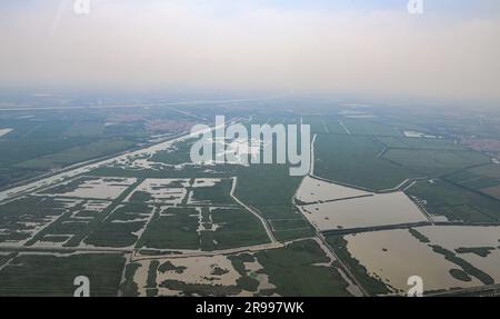 Tianjin. 16th juin 2023. Cette vue aérienne prise sur 16 juin 2023 montre une zone humide dans la municipalité de Tianjin, dans le nord de la Chine. La réunion annuelle 14th des nouveaux champions, également connue sous le nom de Forum de Davos d'été, se tiendra à Tianjin du 27 juin à 29. Environ 1 500 dirigeants des secteurs public et privé de plus de 90 pays se réunissent pour cet événement de trois jours. Crédit : Sun Fanyue/Xinhua/Alamy Live News Banque D'Images