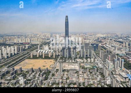 Tianjin. 16th juin 2023. Cette vue aérienne prise sur 16 juin 2023 montre une vue sur la nouvelle région de Binhai dans la municipalité de Tianjin, dans le nord de la Chine. La réunion annuelle 14th des nouveaux champions, également connue sous le nom de Forum de Davos d'été, se tiendra à Tianjin du 27 juin à 29. Environ 1 500 dirigeants des secteurs public et privé de plus de 90 pays se réunissent pour cet événement de trois jours. Crédit : Sun Fanyue/Xinhua/Alamy Live News Banque D'Images