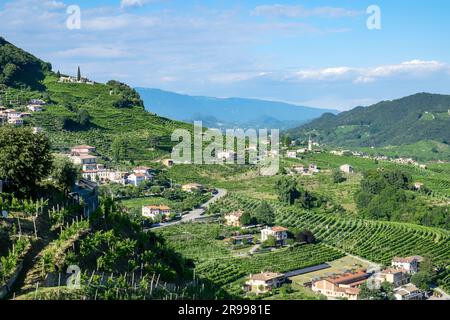 Vue de Santo Stefano et Valdobbiadene Prosecco et de Cartizze D.O.C.G. Supérieur Winery Hills Banque D'Images