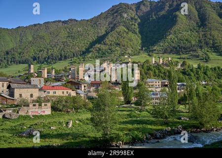 Mestia, Stadt mit Wehrtürmen, vorne rechts der Fluss Mestiachala, Hoher Kaukasus, Swanetien, Georgien Banque D'Images