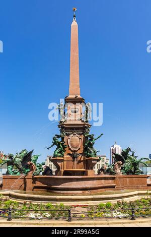 La fontaine Mendebrunnen sur la place Augustusplatz dans la ville de Leipzig, Allemagne. Banque D'Images