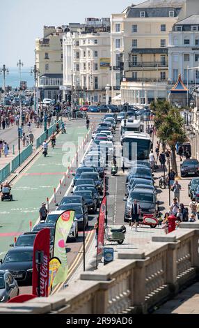 Brighton UK 25th juin 2023 - embouteillages sur le front de mer de Brighton Madeira Drive en tant que foules affluent vers le bord de mer pour profiter du soleil chaud avec des températures prévues pour atteindre 30 degrés et plus dans certaines parties du Royaume-Uni : Credit Simon Dack / Alamy Live News Banque D'Images