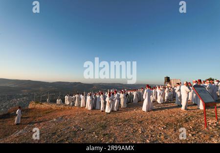 Naplouse. 25th juin 2023. Les Samaritains participent à une cérémonie traditionnelle célébrant le festival Shavuot au sommet du mont Gerizim près de la ville de Naplouse, en Cisjordanie, au 25 juin 2023. Credit: Ayman Nobani/Xinhua/Alamy Live News Banque D'Images