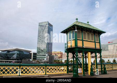 La cabine de contrôle du pont Pyrmont , un pont tournant classé au patrimoine mondial traversant Cockle Bay, est située à Darling Harbour. Ouvert en 1902. Banque D'Images