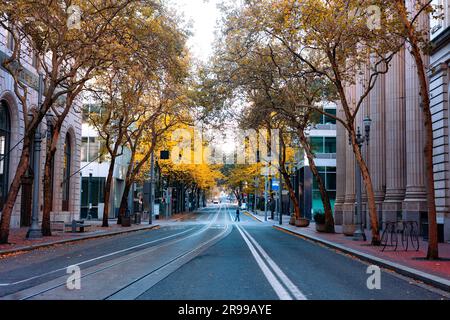 Une vue aérienne d'une rue vide dans le centre-ville par une belle journée d'automne sans voiture: Portland, Oregon Banque D'Images