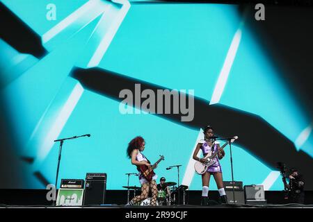 Glastonbury, Royaume-Uni. 25th juin 2023. The Nova Twins : Georgia South et Amy Love photographiés en train de jouer sur l'autre scène pendant le Glastonbury 2023 à la ferme digne. Photo de Julie Edwards crédit: JEP Celebrity photos/Alamy Live News Banque D'Images