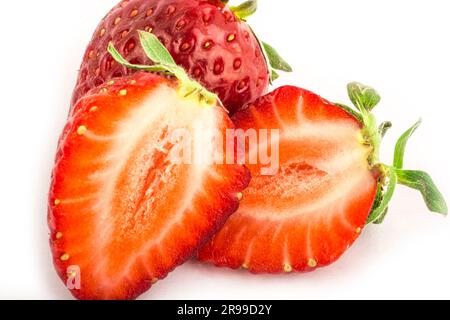 Fraises rouges isolées. Trois fruits, un coupé en deux sur fond blanc Banque D'Images