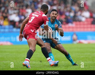 Le Bevan français de Wigan Warriors (à droite) avec l'action avec Kallum Watkins de Salford Red Devils lors du match de la Super League de Betfred au stade AJ Bell, à Salford. Date de la photo: Dimanche 25 juin 2023. Banque D'Images