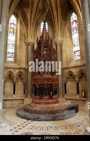 Un sanctuaire très sculpté, vu ici à la cathédrale de Truro en Cornouailles. Banque D'Images