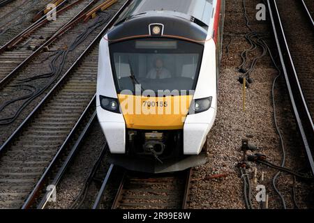 Un train Thameslink dans les environs de la gare de l'aéroport de Gatwick Banque D'Images