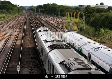 Un train Thameslink dans les environs de la gare de l'aéroport de Gatwick Banque D'Images
