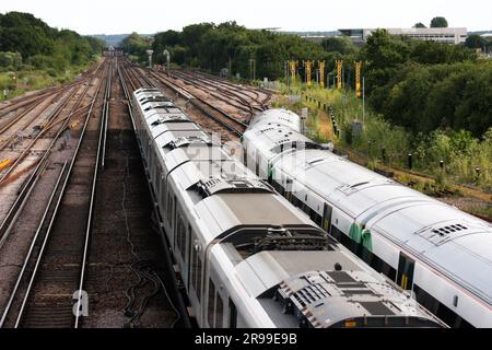 Un train Thameslink dans les environs de la gare de l'aéroport de Gatwick Banque D'Images