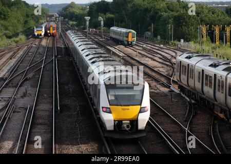 Un train Thameslink dans les environs de la gare de l'aéroport de Gatwick Banque D'Images