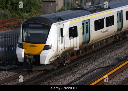 Un train Thameslink dans les environs de la gare de l'aéroport de Gatwick Banque D'Images