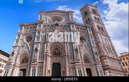 Vue urbaine typique de Florence: La façade principale de la cathédrale de Santa Maria del Fiore avec la tour de la cloche de Giotto, Italie. Banque D'Images