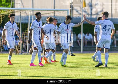 Oudenaarde, Belgique. 24th juin 2023. Luca Monticelli (68) de RSC Anderlecht marque 0-4 et Anderlecht peut célébrer lors d'un match de football amical entre KSV Oudenaarde et RSC Anderlecht pendant les préparatifs de la saison 2023-2024, le samedi 24 juin 2023 à Oudenaarde, Belgique . PHOTO STIJN AUDOOREN | Credit: Sportpix/Alay Live News Banque D'Images