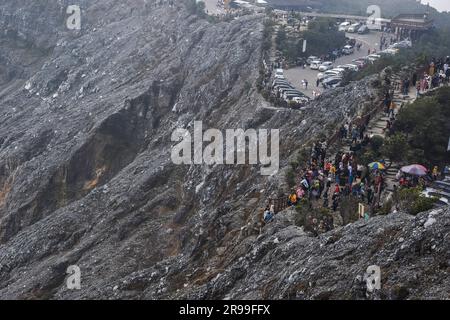 Bandung, Indonésie. 25th juin 2023. Les gens visitent le volcan Tangkuban Parahu, dans la Régence de Bandung, à Java-Ouest, en Indonésie, sur 25 juin 2023. L'un des volcans de Java Ouest, le mont Tangkuban Perahu attire l'intérêt des touristes locaux et étrangers pendant les week-ends. (Photo par Dimas Rachmatsyah/INA photo Agency/Sipa USA) crédit: SIPA USA/Alay Live News Banque D'Images