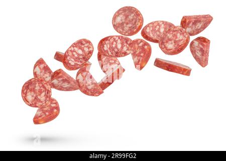 Isolation à la saucisse volante. Les tranches de saucisse séchées et les différentes façons de couper sont éparpillées dans différentes directions sur un fond blanc isolé Banque D'Images