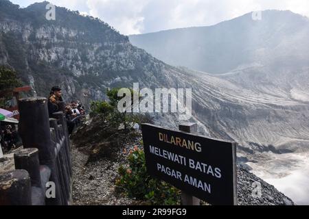 Bandung, Indonésie. 25th juin 2023. Les gens visitent le volcan Tangkuban Parahu, dans la Régence de Bandung, à Java-Ouest, en Indonésie, sur 25 juin 2023. L'un des volcans de Java Ouest, le mont Tangkuban Perahu attire l'intérêt des touristes locaux et étrangers pendant les week-ends. (Photo par Dimas Rachmatsyah/INA photo Agency/Sipa USA) crédit: SIPA USA/Alay Live News Banque D'Images