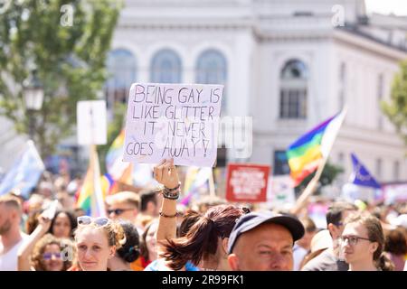 Munich, ALLEMAGNE - 24 juin 2023: Les gens à la Parade à Christopher Street Day CSD à Munich. Affiche avec le texte 'être gay est comme paillettes - il n Banque D'Images