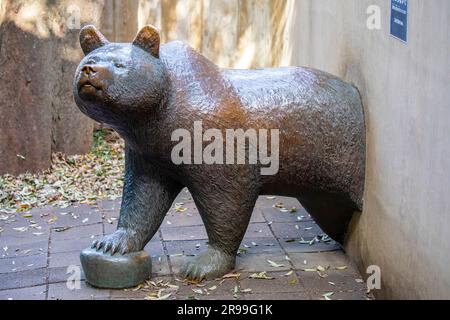 Tokyo Japon 11 mars 2023 : la sculpture d'un ours brun (Ursus arctos) au zoo d'Ueno. C'est le plus ancien zoo du Japon, ouvert en 1882. Banque D'Images