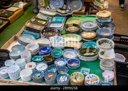 Tokyo Japon 11 mars 2023 : Stall pour vendre un bol et une assiette de style japonais au marché extérieur de Tsukiji. C’est la « Food Town » du Japon, où l’on peut la rencontrer Banque D'Images