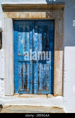 Porte d'entrée colorée d'une maison de village traditionnelle abandonnée à Halki, un village agricole sur Naxos, Grèce. Banque D'Images