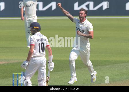 Londres, Royaume-Uni. 25th juin 2023. Jordan Clark de Surrey célèbre après avoir reçu le cricket de George Balderson alors que Surrey prend le Lancashire dans le County Championship au Kia Oval, premier jour. Credit: David Rowe/Alay Live News Banque D'Images