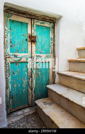 Porte d'entrée colorée d'une maison de village traditionnelle abandonnée à Halki, une petite ville de Naxos, Grèce. Réinstallation, chômage, UE Banque D'Images