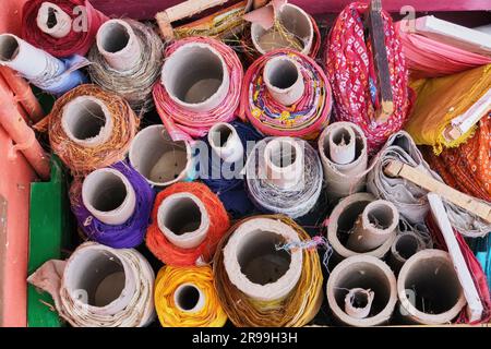 Rouleaux de différentes couleurs et tissus de robe de saree indien à motifs Banque D'Images