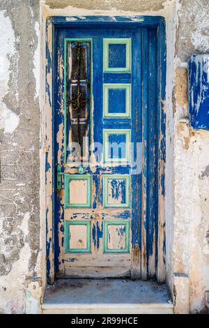 Porte d'entrée colorée de la maison de village traditionnelle abandonnée d'Apollon, un petit village de pêcheurs de Naxos, en Grèce. Banque D'Images