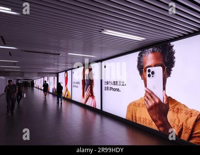 Apple Privacy sur iPhone annonces de métro à la gare de Shanghai Banque D'Images