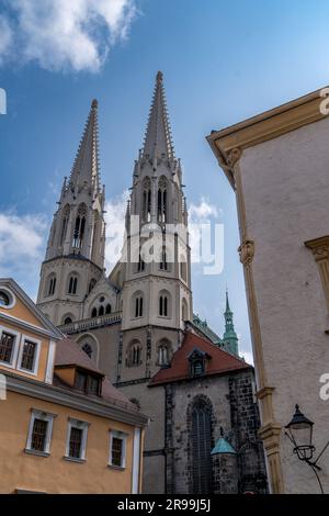 Rue Pfarrkirche L'église évangélique gothique Peter und Paul Landmark est célèbre pour ses flèches jumelles, toit en cuivre à Gorlitz en Allemagne Banque D'Images