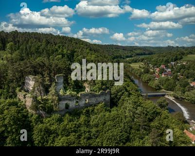 Vue aérienne du château de Frejstejn, ruine du château médiéval gothique concentrique au-dessus de la rivière Dyji ou Thaya en Tchéquie Banque D'Images