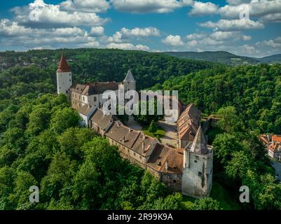 Vue aérienne de la forme triangulaire restaurée château médiéval gothique Krivoklat en Bohême centrale République tchèque avec donjon concentrique Banque D'Images