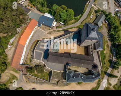 Vue aérienne du Kost Castlein Libosovice , construit dans le style gothique élevé, la tour blanche se dresse au milieu de 2 murs concentriques dans le Paradis de Bohême Banque D'Images