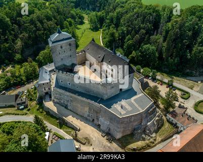 Vue aérienne du Kost Castlein Libosovice , construit dans le style gothique élevé, la tour blanche se dresse au milieu de 2 murs concentriques dans le Paradis de Bohême Banque D'Images