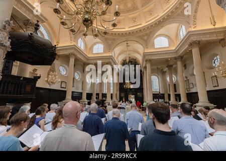 Londres, Royaume-Uni. 24th juin 2023 : chœur se produit dans le cadre du marathon de musique vocale de Wrenathon. Marquant le tercentenaire de la mort de Sir Christopher Wren le marathon vocal de Wrenathon a présenté des représentations de 11 choeurs communautaires dans neuf églises de la ville de Londres, dont certaines ont été conçues par Wren. Banque D'Images