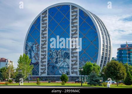 GROZNY, RUSSIE - 14 JUIN 2023 : gratte-ciel rond dans le centre de Grozny. République tchétchène Banque D'Images