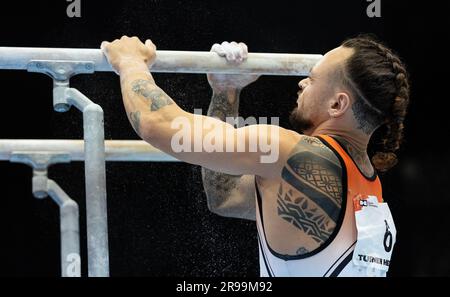 ROTTERDAM - Bart Deurloo en action pendant la gymnastique NK à Ahoy. Deurloo, qui a réexaminé sa décision de s'arrêter au début de ce mois-ci, a pris un tour complet. ANP IRIS VAN DEN BROEK pays-bas hors - belgique hors Banque D'Images