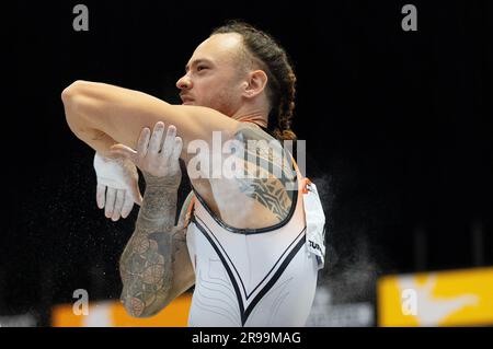 ROTTERDAM - Bart Deurloo en action pendant la gymnastique NK à Ahoy. Deurloo, qui a réexaminé sa décision de s'arrêter au début de ce mois-ci, a pris un tour complet. ANP IRIS VAN DEN BROEK pays-bas hors - belgique hors Banque D'Images