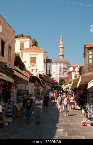 Vue sur la mosquée Suleiman et les magasins de Sokratous, la vieille ville de Rhodes Banque D'Images